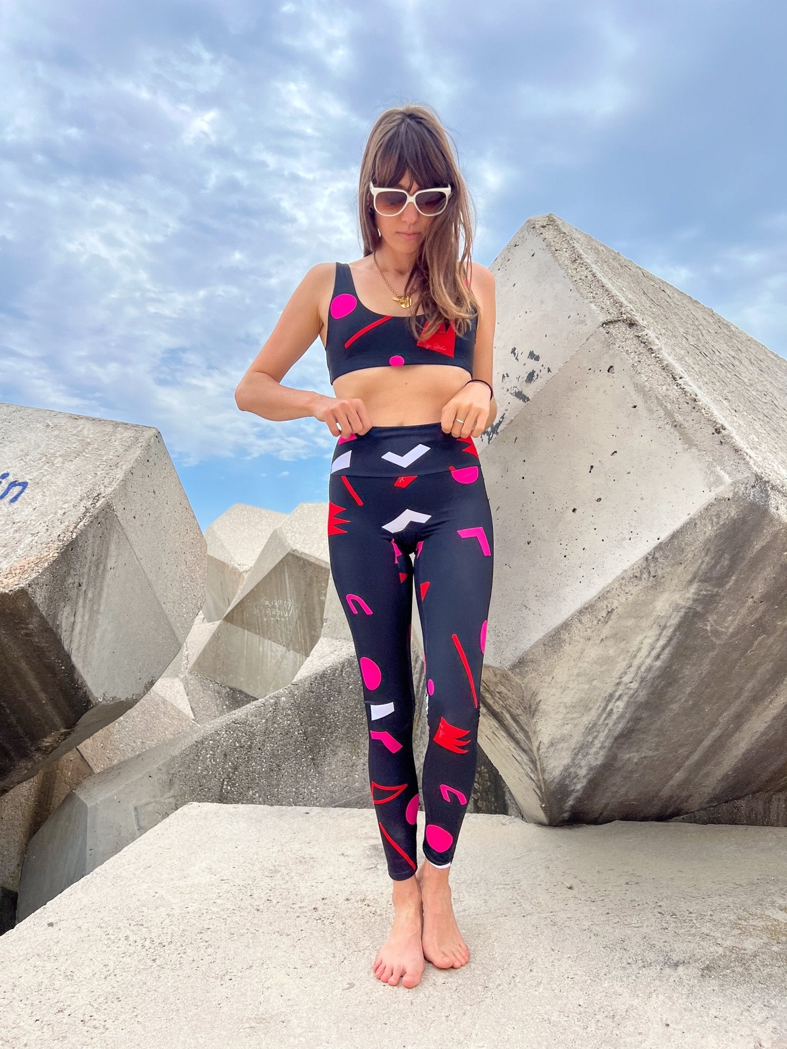 Legging de sport Noir Motif rétro Géométrique Rose &amp; Rouge - UJŌ